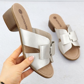 Kvinnors läderflip flops på Złote Remonte R8759-90 block gyllene 1