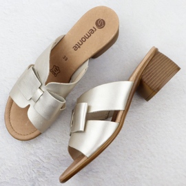 Kvinnors läderflip flops på Złote Remonte R8759-90 block gyllene 3