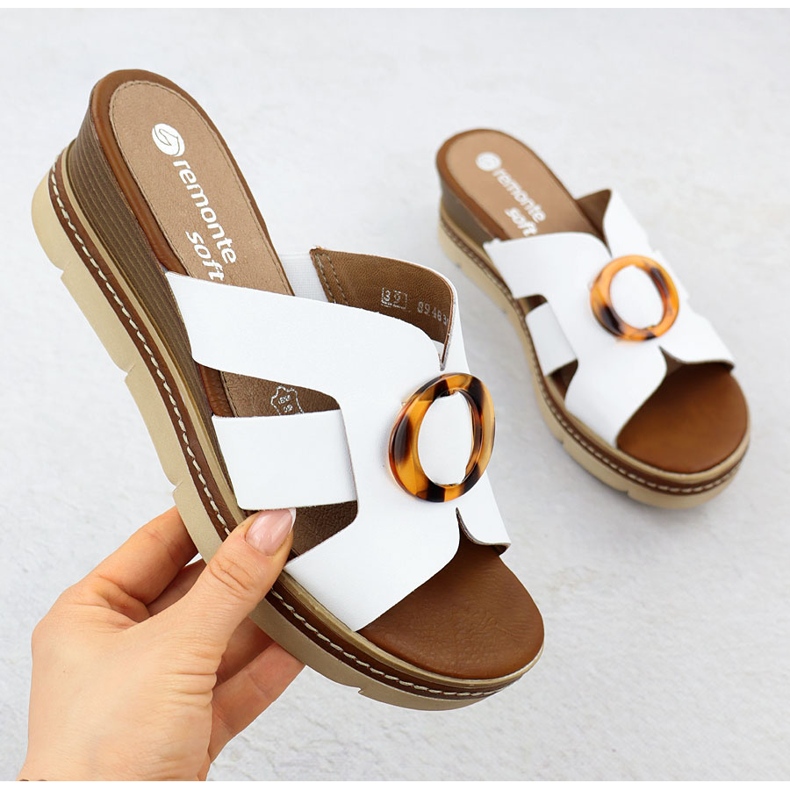 Kvinnors läderflip flops på de vita kilarna Remonte D2L52-80 1