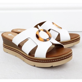 Kvinnors läderflip flops på de vita kilarna Remonte D2L52-80 2