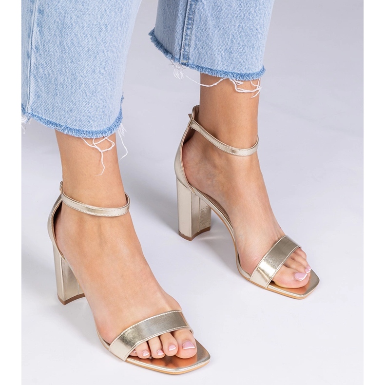 Guldsandaler på en hög stolpe gyllene 1