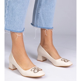 Beige låghelade pumpar med zirkoner 1