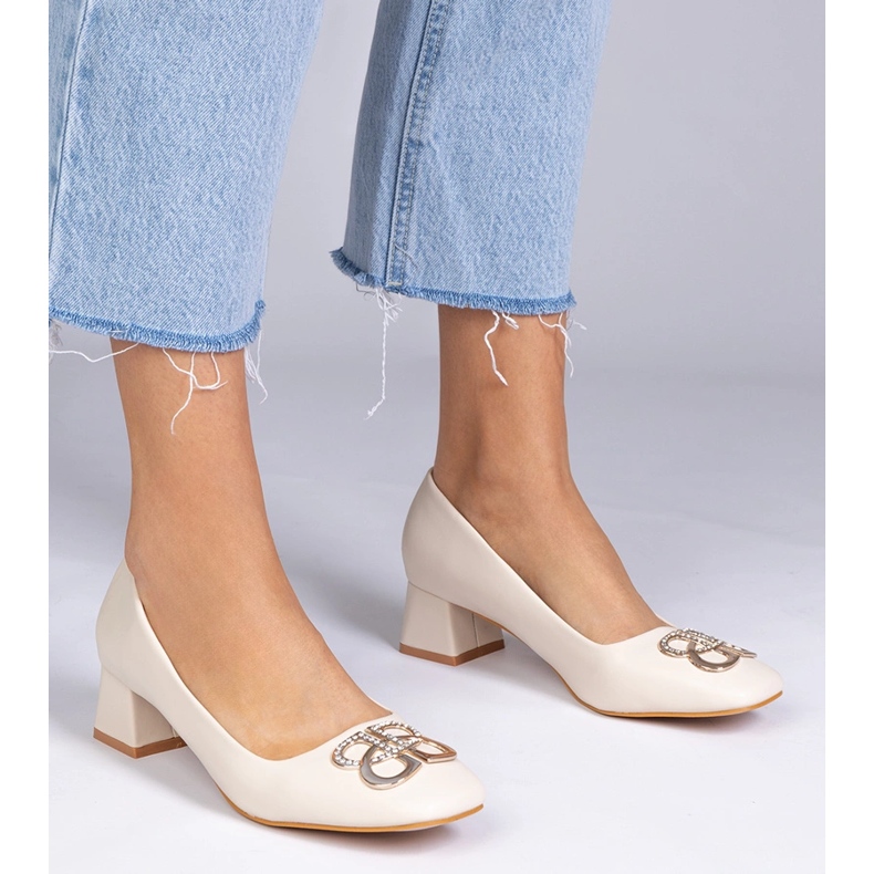 Beige låghelade pumpar med zirkoner 1