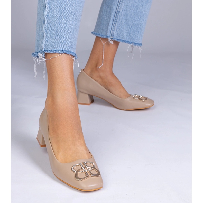 Brun låghelade pumpar med zirkoner 1