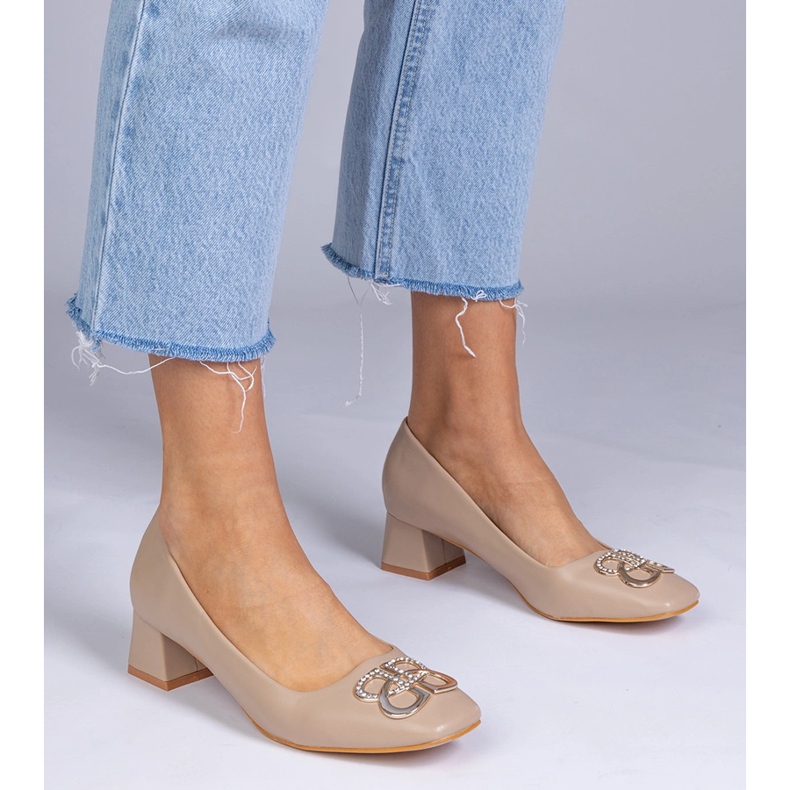 Brun låghelade pumpar med zirkoner 2