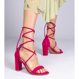 Rosa sandaler bundna på posten 1