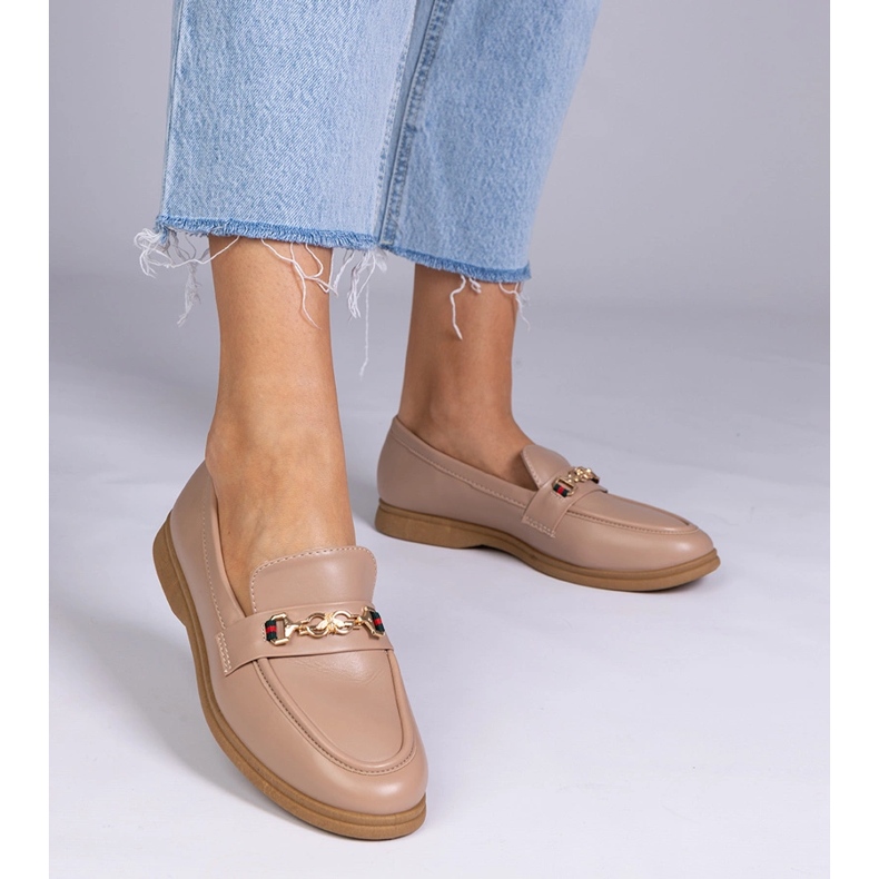 Bruna loafers med en gyllene dekoration 1