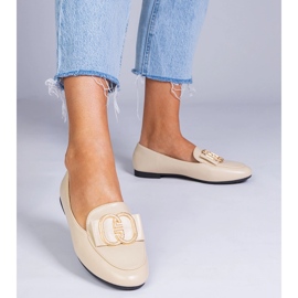 Beige kvinnors loafers med en gyllene dekoration 1