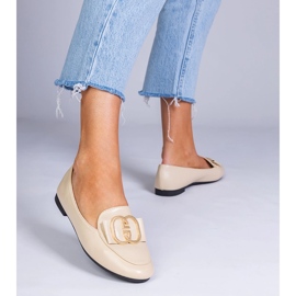 Beige kvinnors loafers med en gyllene dekoration 2
