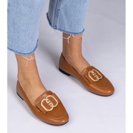 Bruna kvinnors loafers med en gyllene dekoration 1