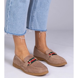 Bruna loafers från Ekozamsz med en gyllene dekoration 2