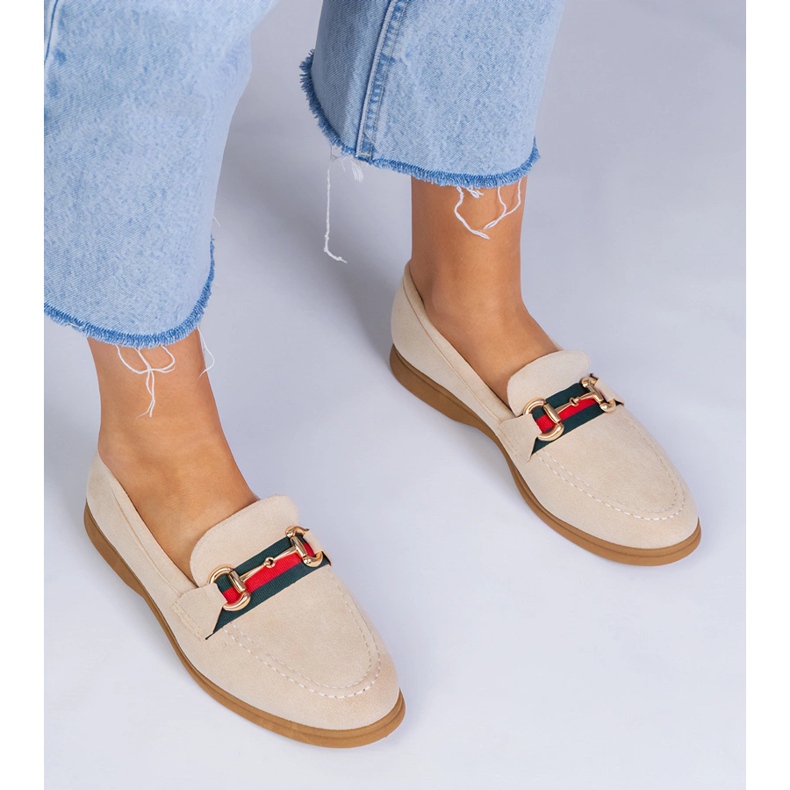 Beige loafers från Ekozamsz med en gyllene dekoration 1