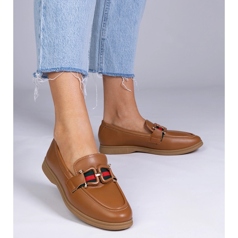 Bruna loafers med eko -läder med en prydnad 1