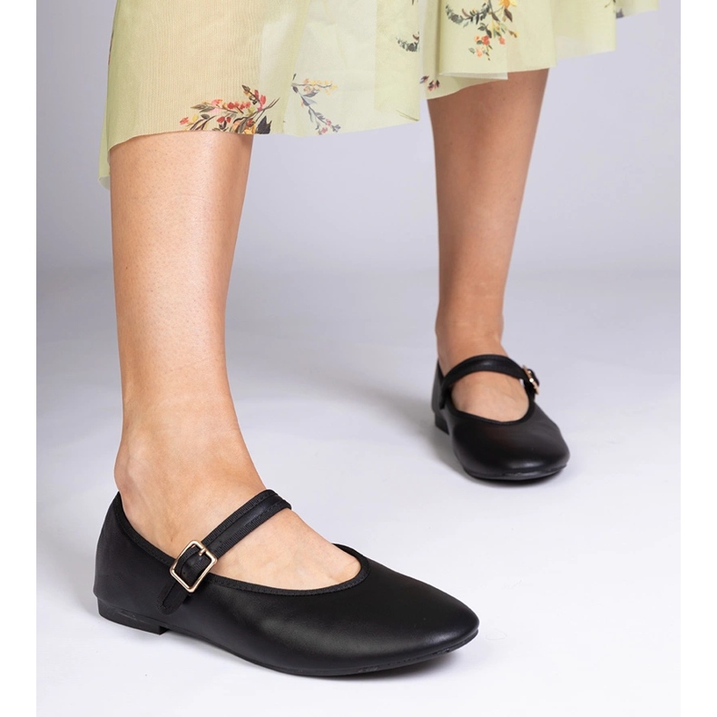 Svarta kvinnors ballerinor med ett spänne 1