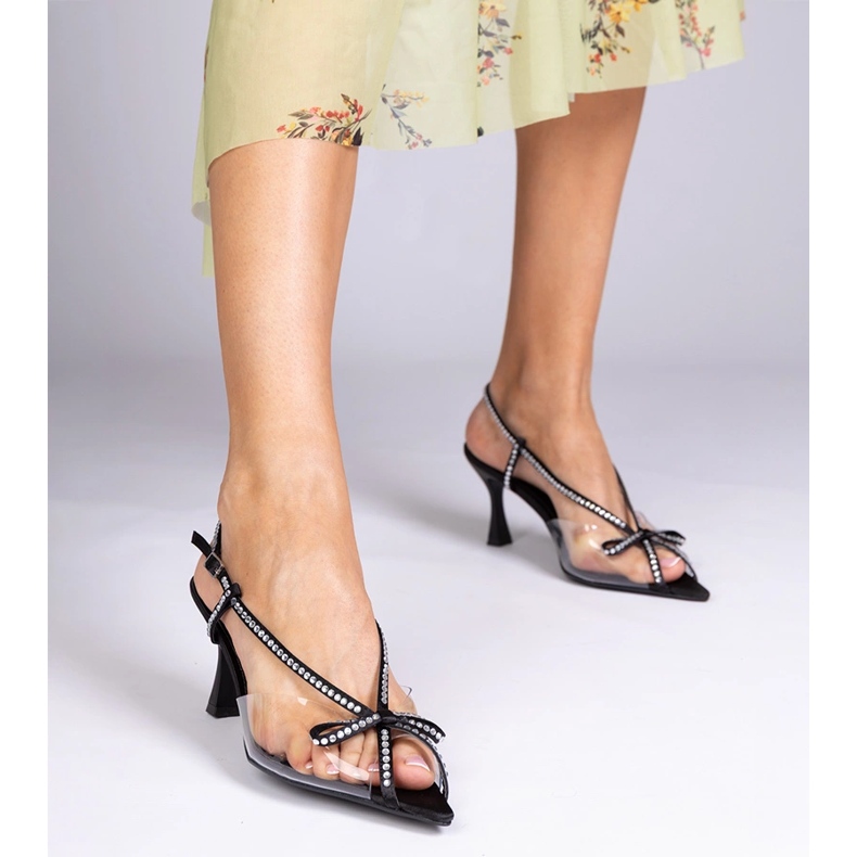 Svarta transparenta sandaler på en stift med zirkoner 1