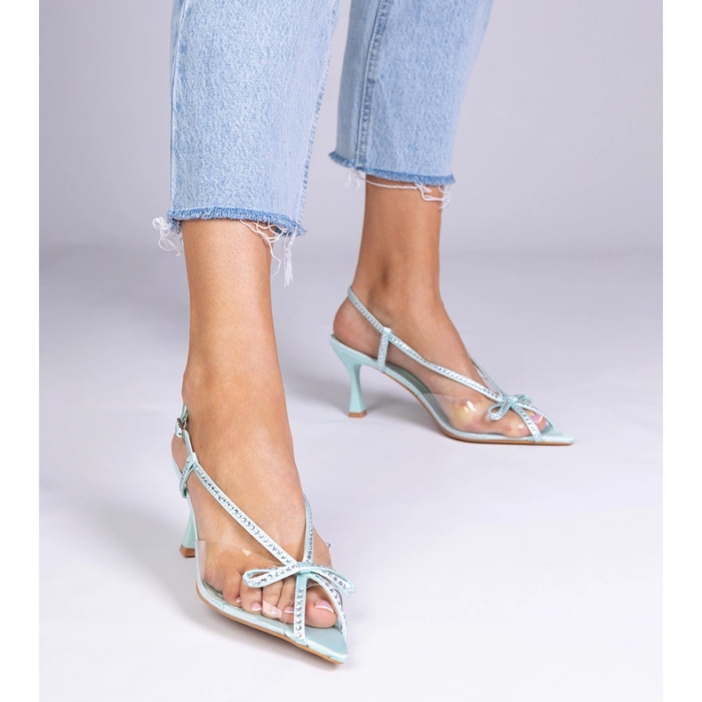 Gröna transparenta sandaler på en stift med zirkoner 1