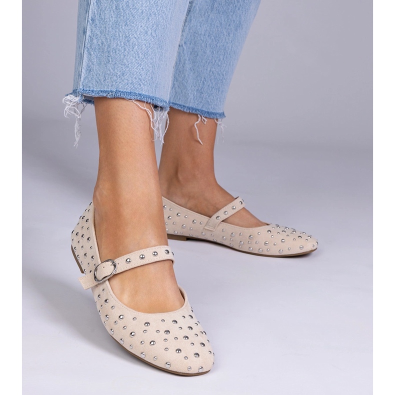 Beige Ballerinas med dubbar och spännen 1