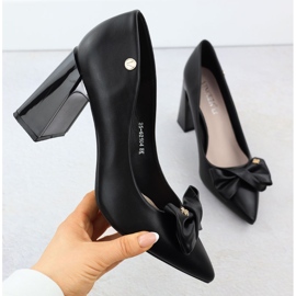 Kvinnors pumpar på ett dekorativt inlägg med en svart Vinceza 62104 Bow 1