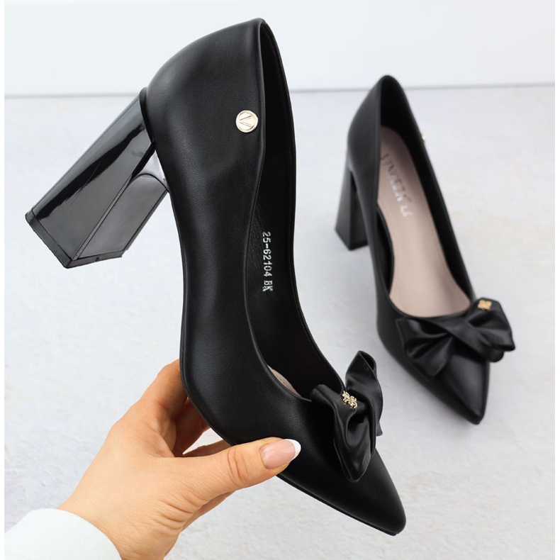 Kvinnors pumpar på ett dekorativt inlägg med en svart Vinceza 62104 Bow 1