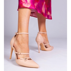 Beige pumpar på en hög häl fäst runt vristen 1