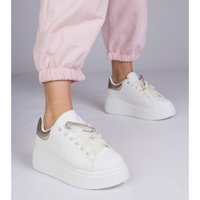 Vita sneakers med en gyllene insats och en zirkonstift 1