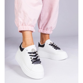 Vita sneakers med en svart insats och en zirkonstift 1