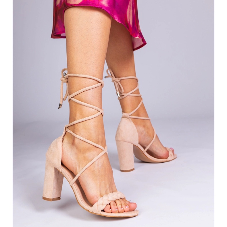 Beige sandaler bundna på posten 1