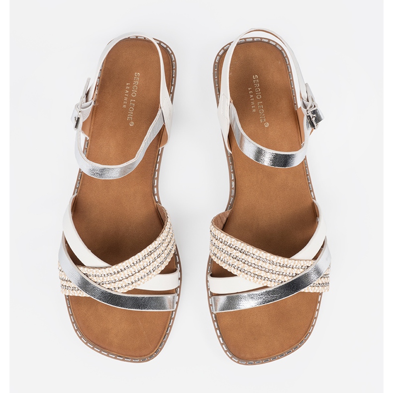 Vita kvinnors sandaler på en platt sula Sergio Leone 2