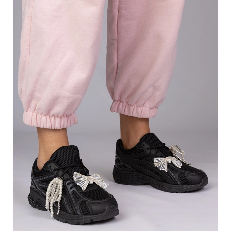 Svarta sneakers med löstagbara dekorationer 1