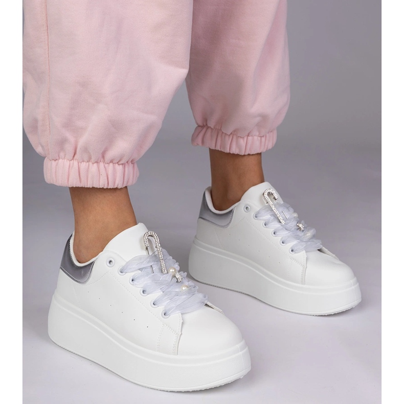 Vita sneakers med silverinsats och en stift med zirkoner 1