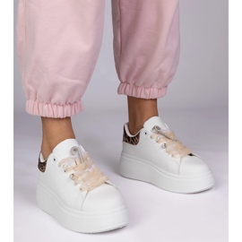 Vita sneakers med en leopardinsats och en zirkonstift 1