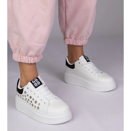 Vita sneakers med svart insats och tappar 1