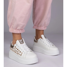 Vita sneakers med en gyllene insats och tappar 1