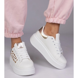 Vita sneakers med en gyllene insats och tappar 2