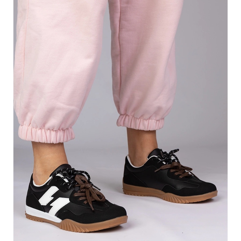 Svarta sneakers sneakers med färgglada snören 1