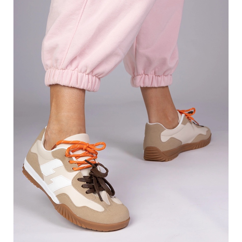 Beige sneakers sneakers med färgglada snören 1