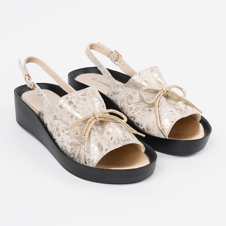 Goodin Lätt beige kilsandaler med en läderinsats 1