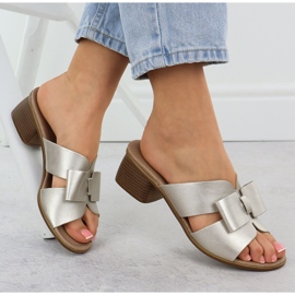 Kvinnors läderflip flops på Złote Remonte R8759-90 block gyllene 4