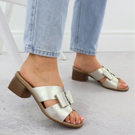 Kvinnors läderflip flops på Złote Remonte R8759-90 block gyllene 5