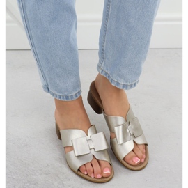 Kvinnors läderflip flops på Złote Remonte R8759-90 block gyllene 6