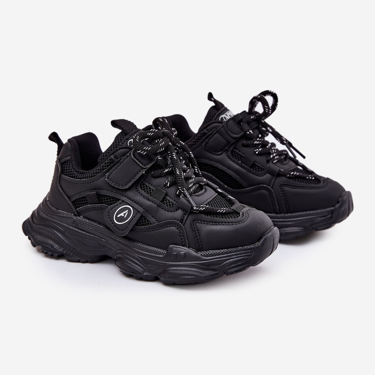 Barns sneakers på den svarta plattformen 1