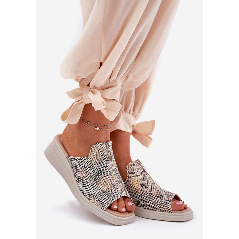 Kvinnokilar med kil med ett slott djurmönster beige 1