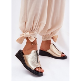 Kvinnakilar med en kil med ett gyllene slott 2