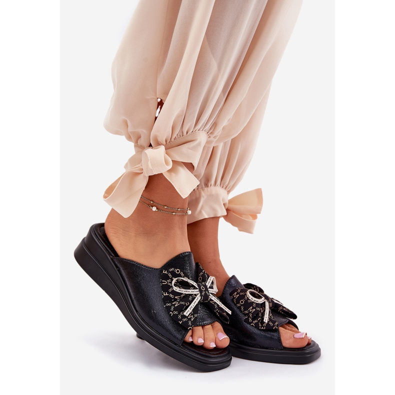 Jezzi Kvinnokilar på kil med en bågsvart 1