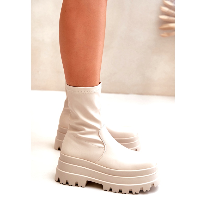 Ljusa beige stövlar på en massiv plattform 4
