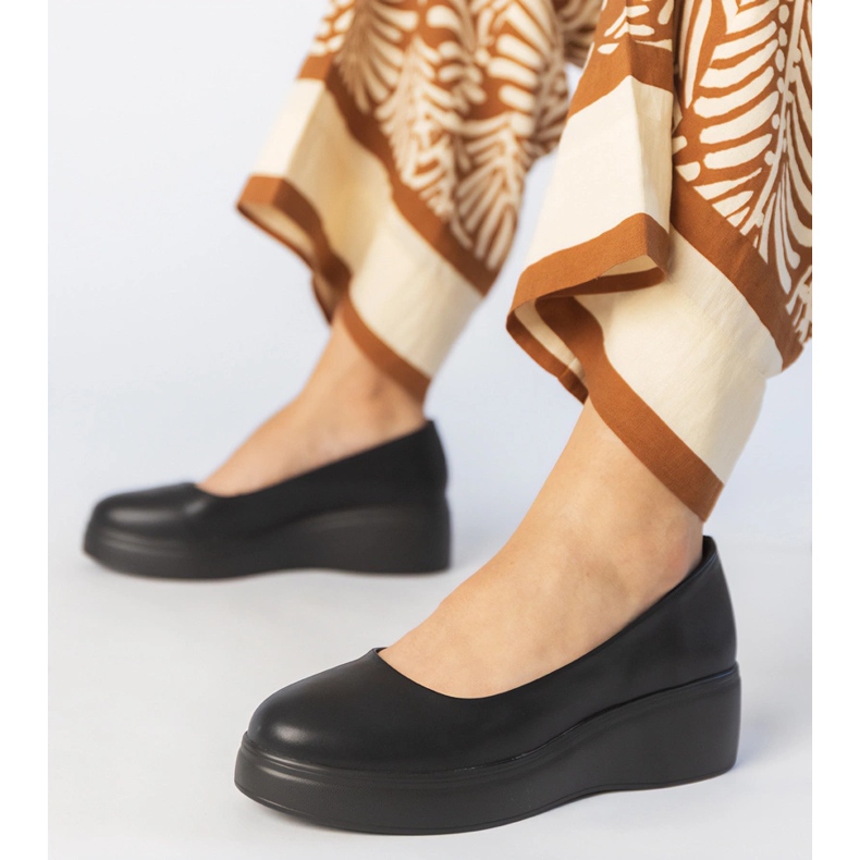 Svarta skor på Eco -Leather -plattformen 1