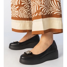 Svarta skor på plattformen med en zirkondekoration 1