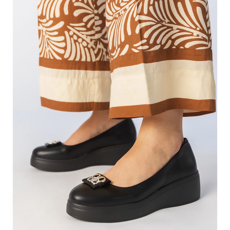 Svarta skor på plattformen med en zirkondekoration 1