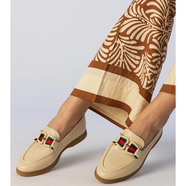 Krämig Eco -Leather Loafers med en prydnad beige 1