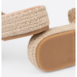 Seastar Beige -klaffar flätade på en plattform med spännen 1